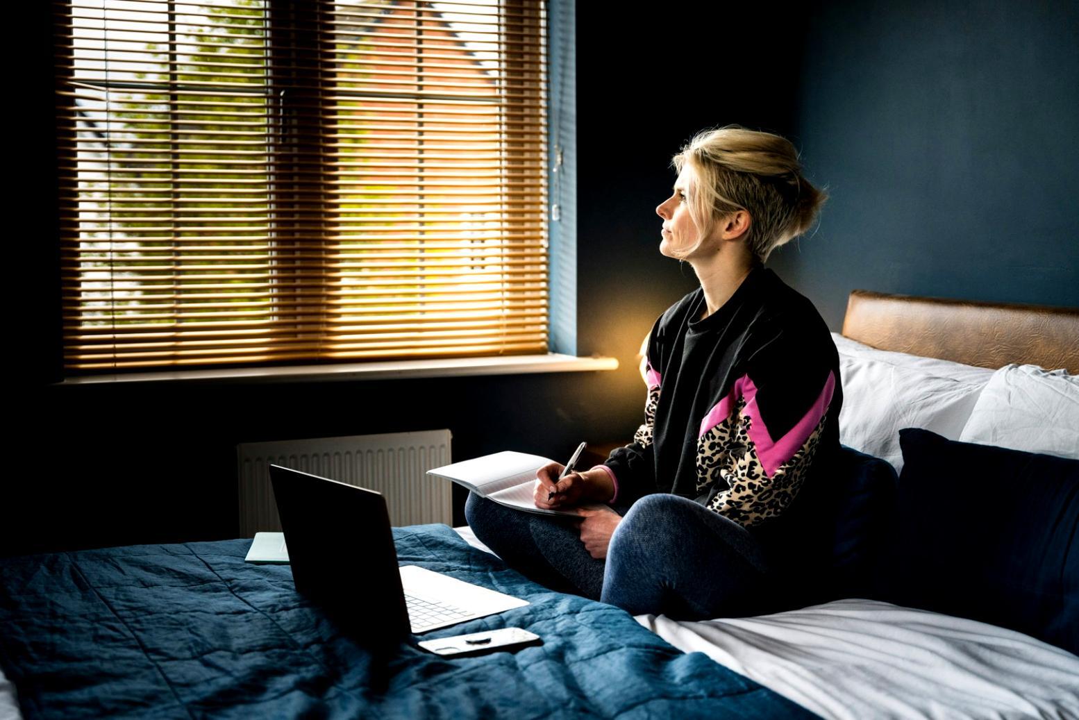 Learner working through an interactive ranking course module